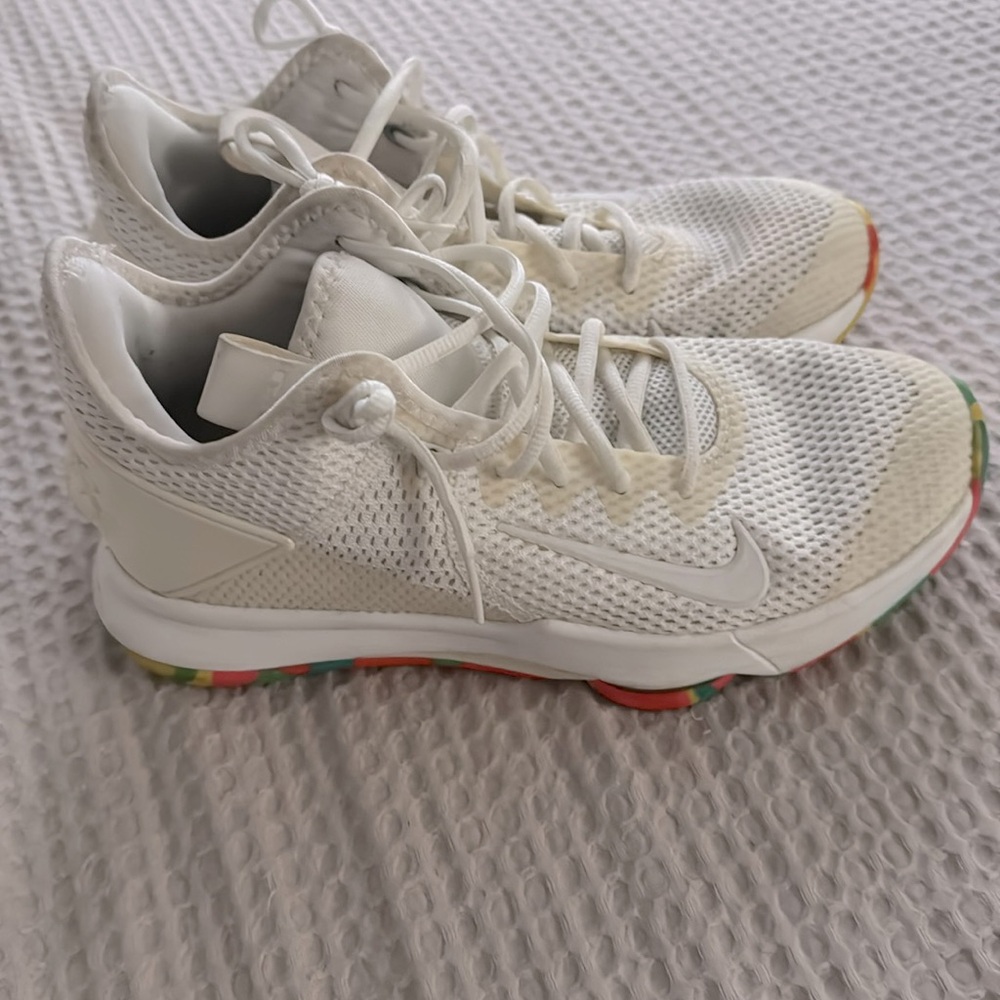 Nike Lebron James White Athletic Sneakers - Limited Addition

Only worn 3 times